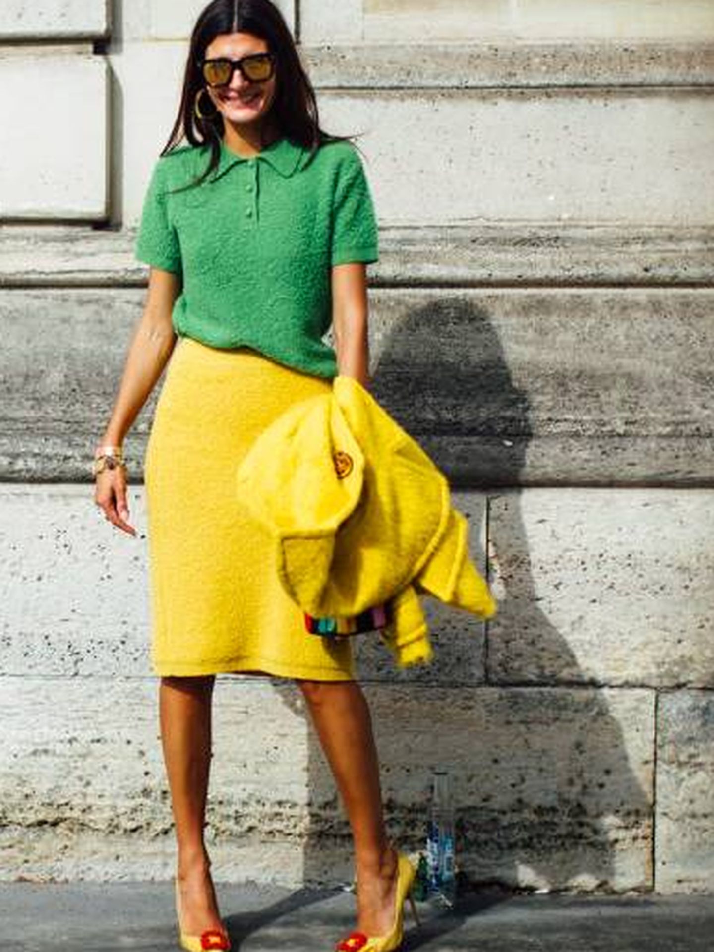 Giovanna Battaglia Engelbert posa en las calles de París con un polo verde.  (Imaxtree)