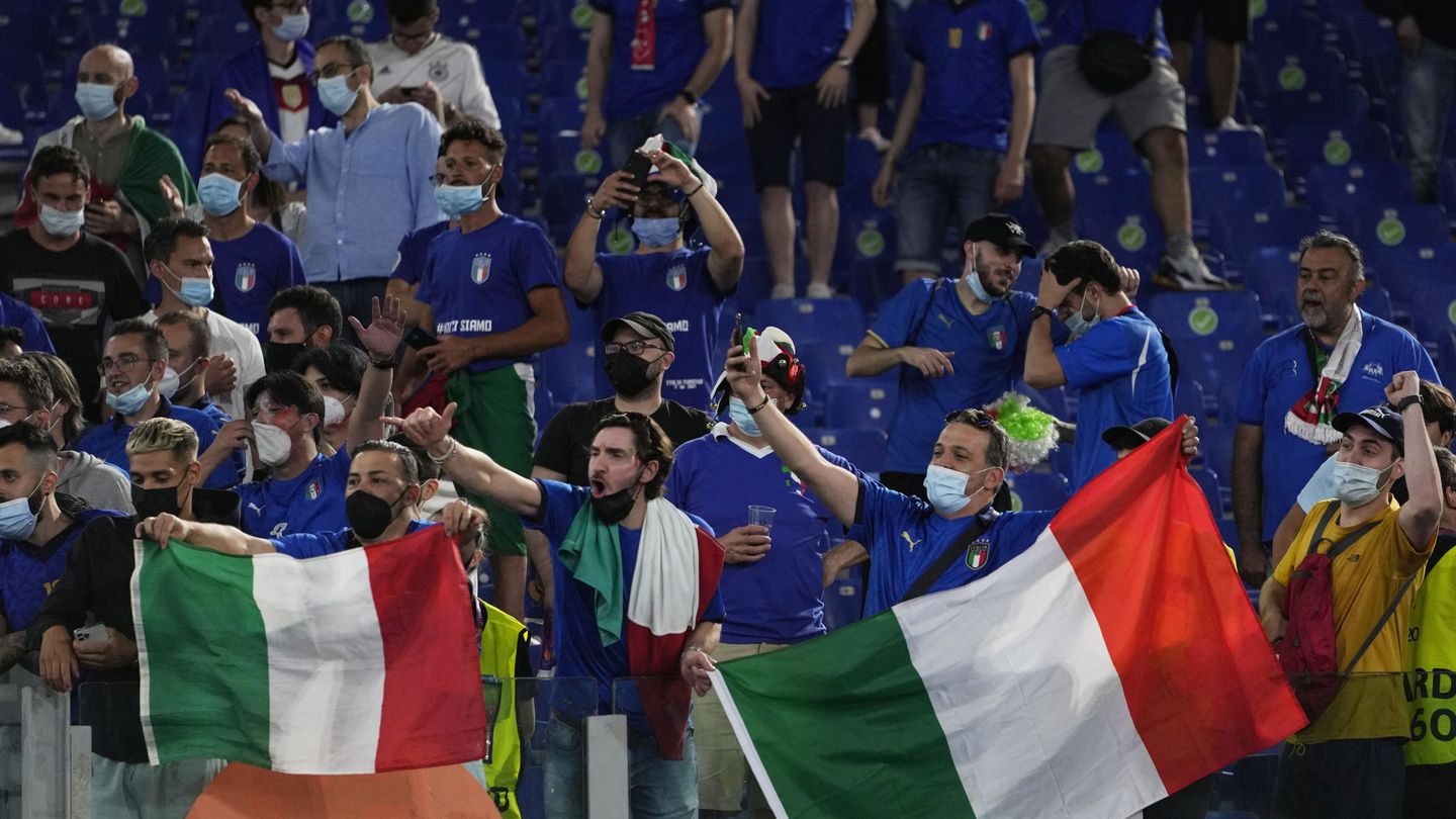 Los aficionados transalpinos animan a su selección durante el Italia-Turquía de la Eurocopa. (EFE)