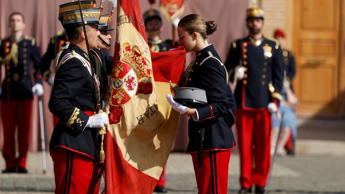La jura de bandera de la princesa Leonor, en directo: Felipe VI y la reina Letizia, con vestido azul de marca sostenible, presiden el evento