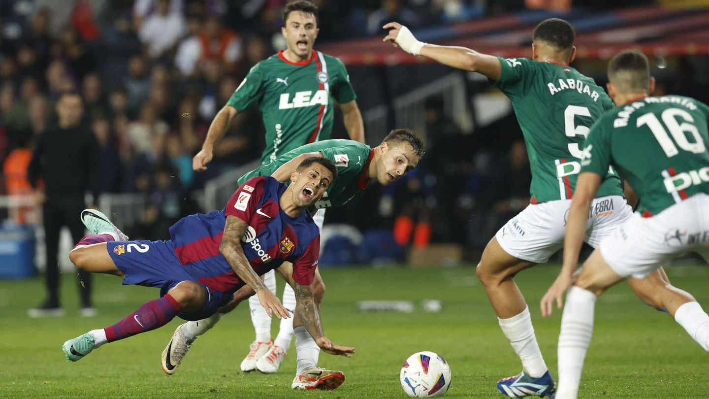 Joao Cancelo ha desajustado la defensa. (Reuters/Albert Gea)