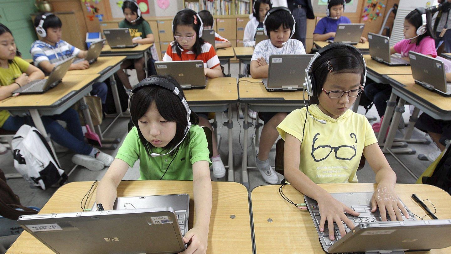 Alumnos coreanos trabajan con su ordenador en clase. (Efe)
