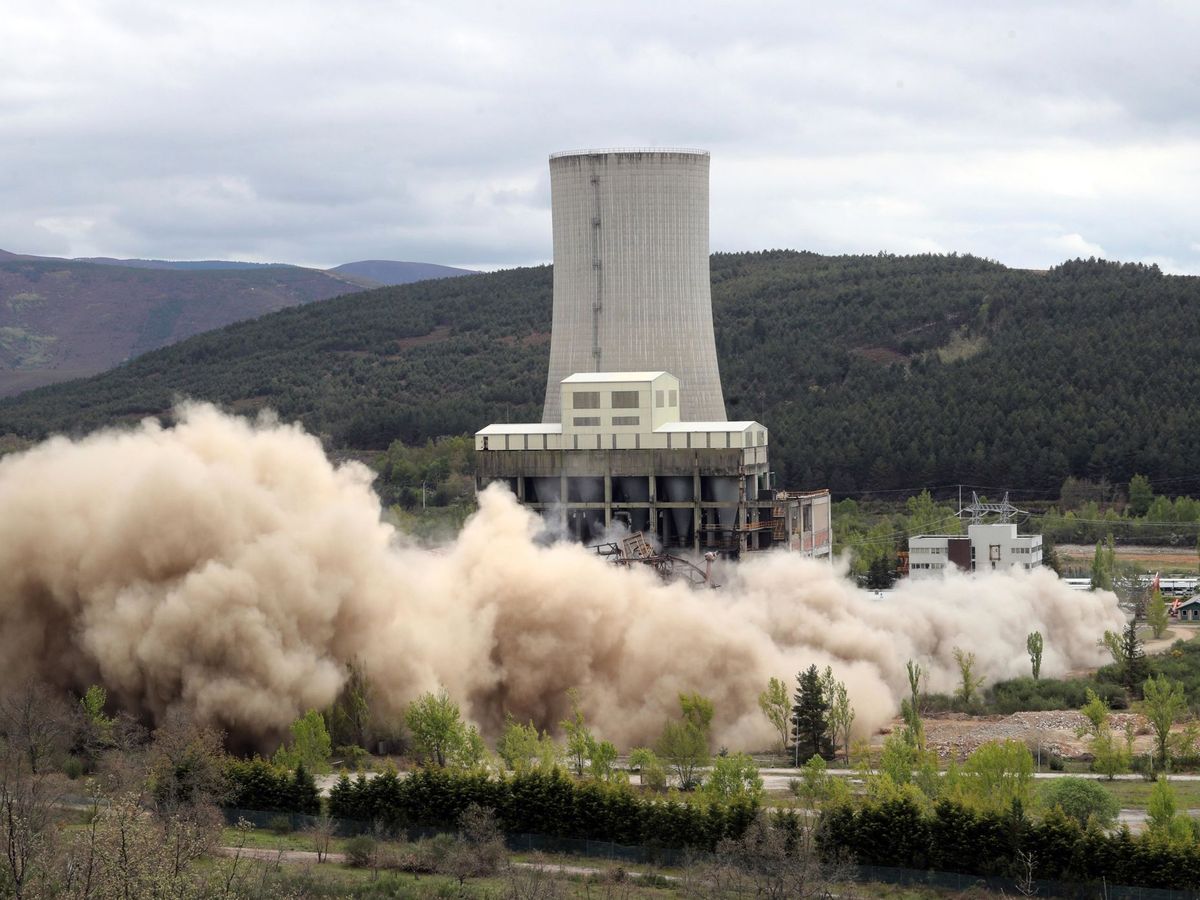 Foto: Demolición de la central de carbón de Anllares, en León ( EFE Ana F. Barredo)