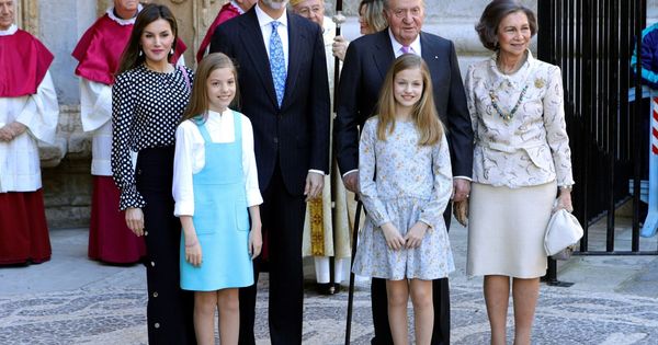Foto: Los reyes Felipe y Letizia, sus hijas y los reyes don Juan Carlos y doña Sofía. (EFE) 
