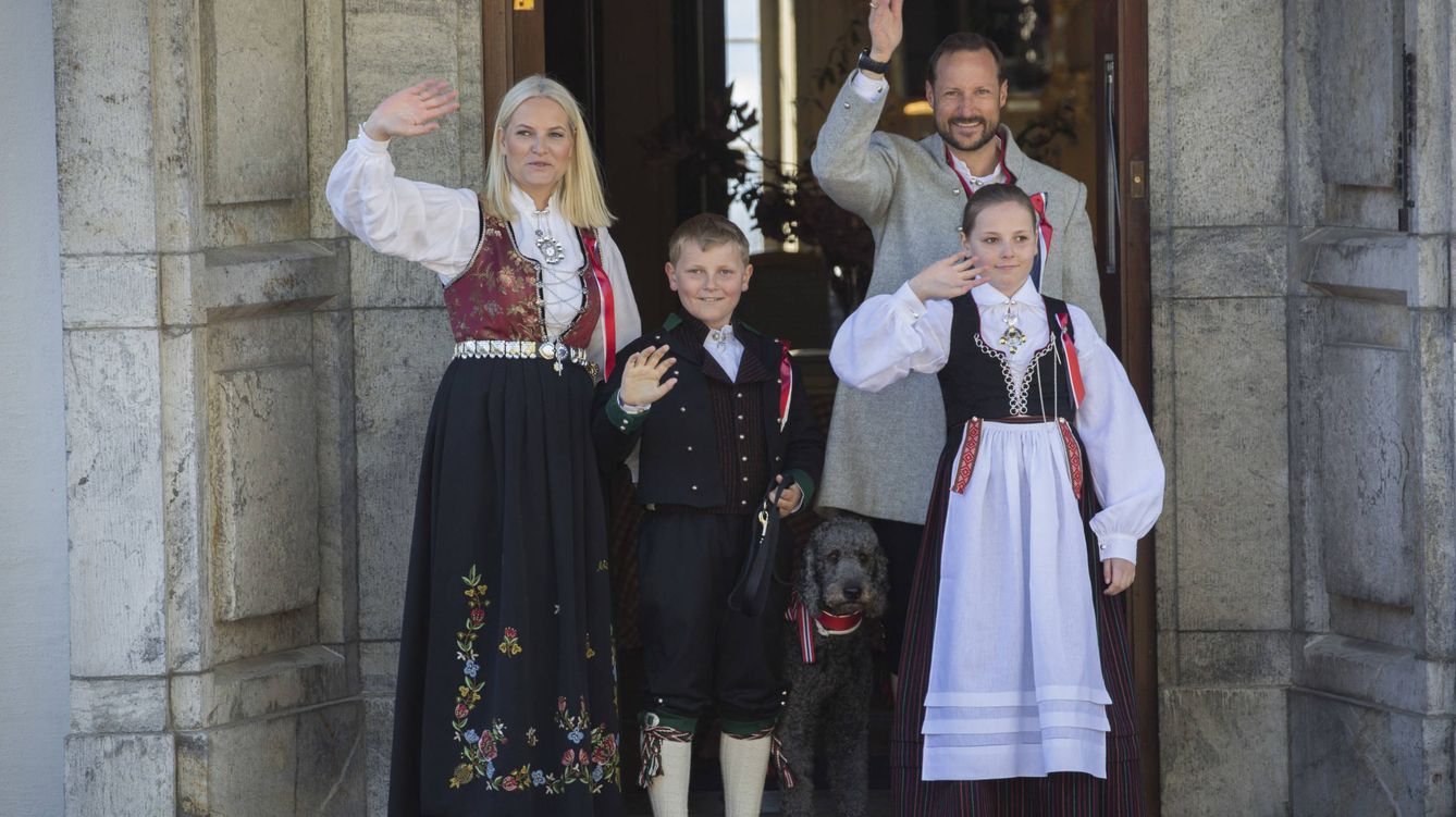 Foto: Los príncipes herederos y sus hijos celebrando la Fiesta Nacional (Gtres)