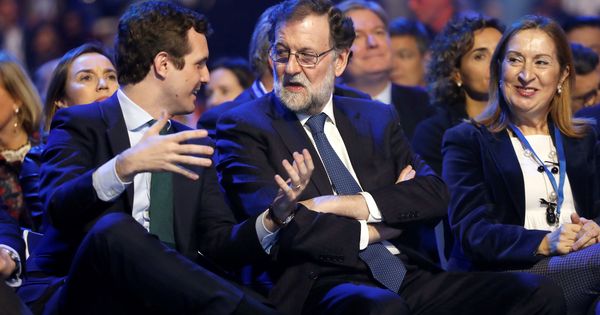 Foto: El expresidente del gobierno Mariano Rajoy (c), conversa con el presidente del PP, Pablo Casado (i). (EFE)