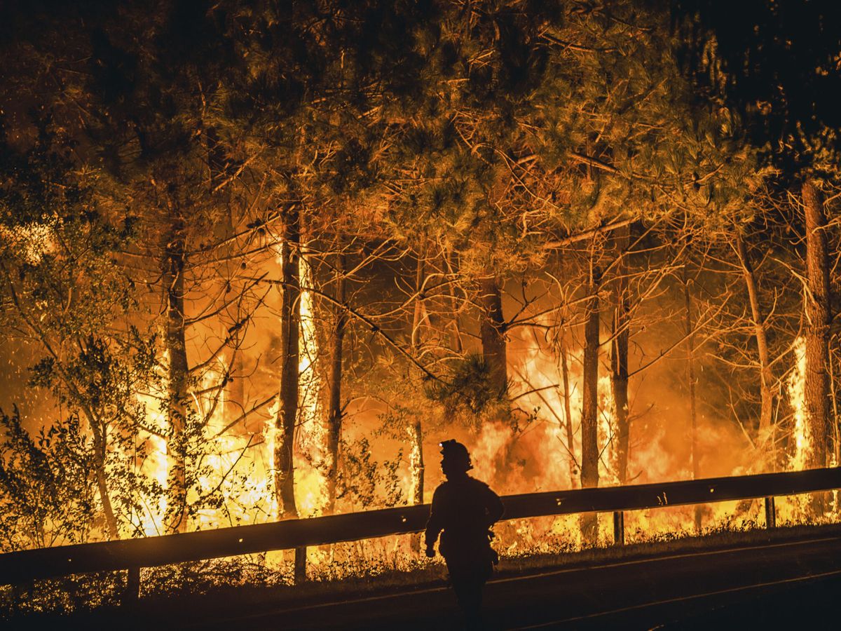 Foto: Incendio en Boiro. (EFE/Óscar Corral)