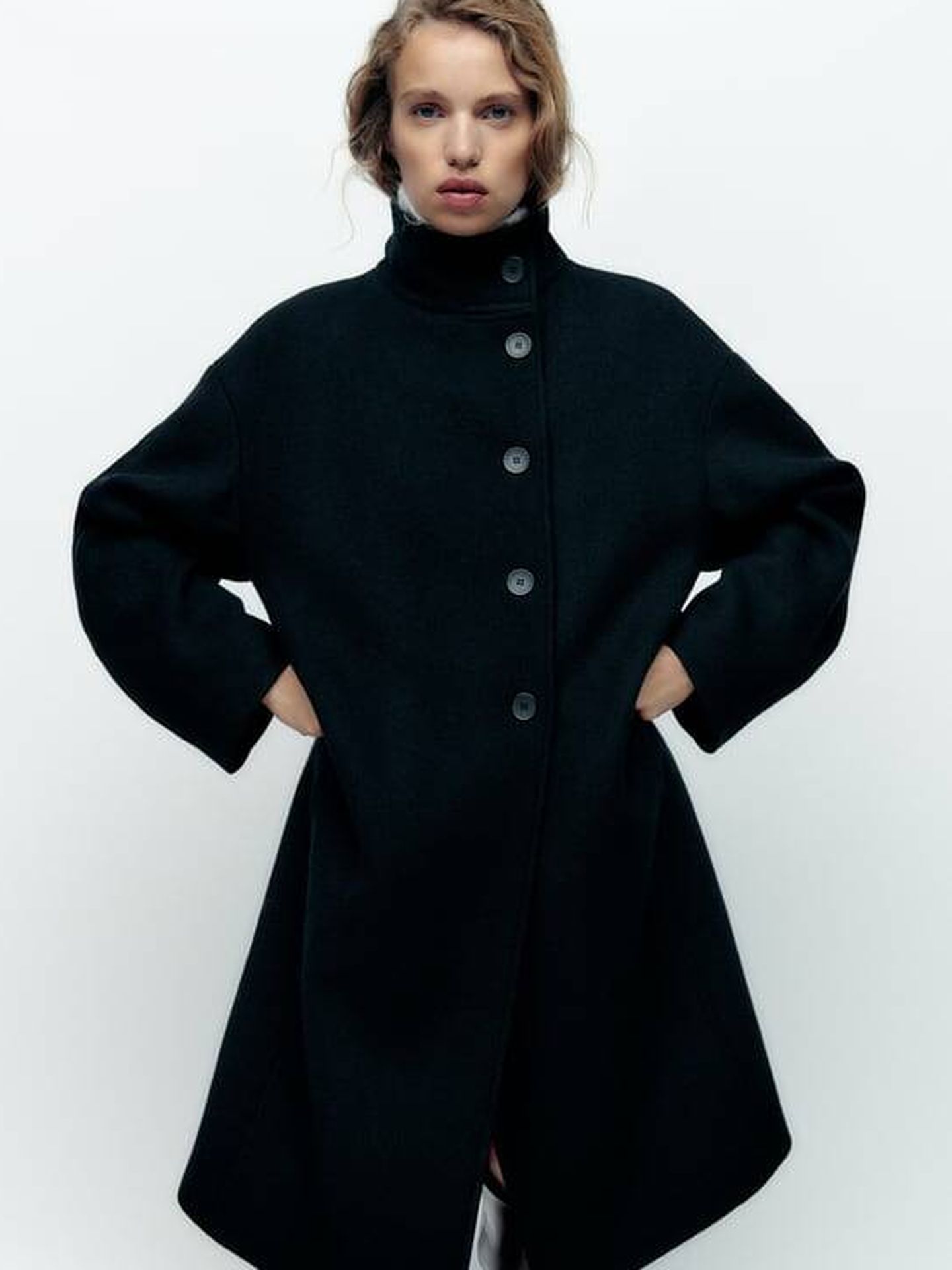 Estiloso, low cost y cálido: así es el nuevo abrigo de Zara. (Cortesía)
