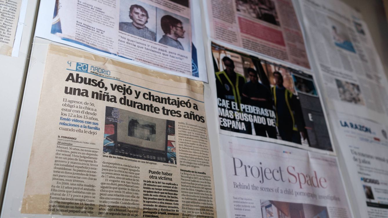 Foto: Recortes de prensa sobre noticias relacionadas con la pornografía infantil y la pederastia en la Unidad de Ciberdelincuencia de la Policía Nacional de la Comisaría de Canillas de Madrid. (S. B.)