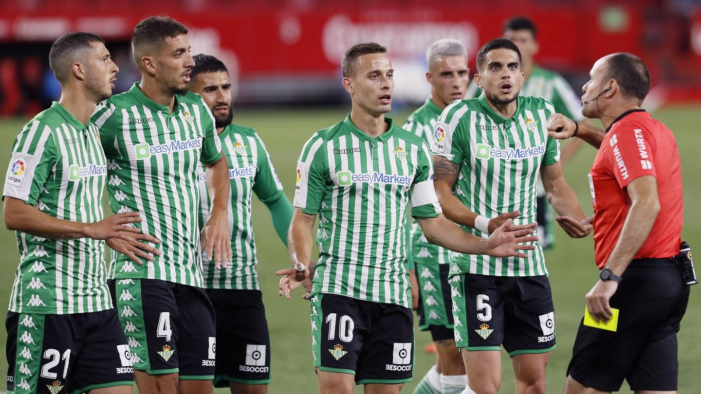 Los jugadores del Betis protestan a Mateu Lahoz tras el penalti favorable al Sevilla. (EFE)