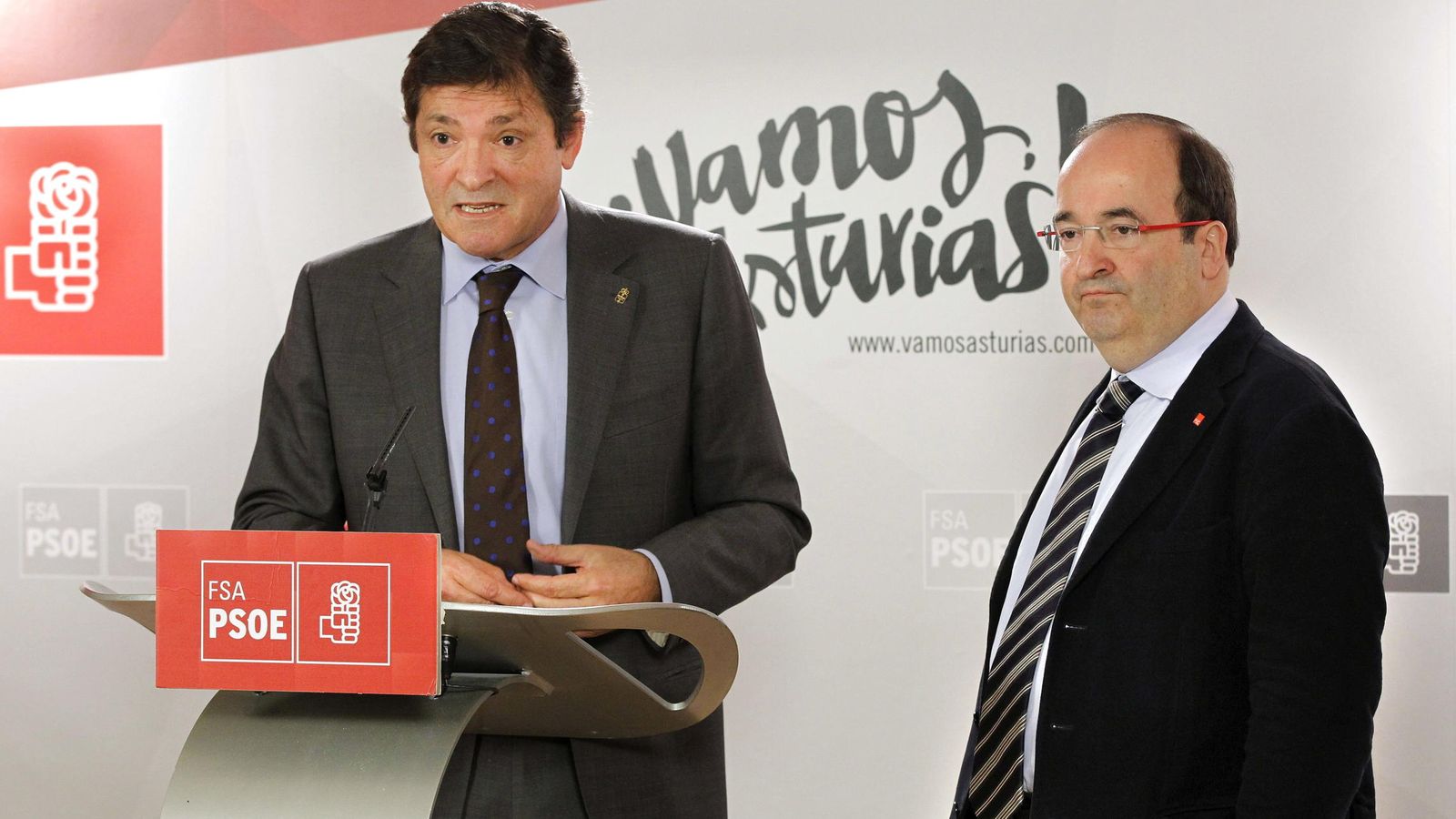 Foto: Javier Fernández y Miquel Iceta, durante un acto de la Federación Socialista Asturiana en 2015. (EFE)