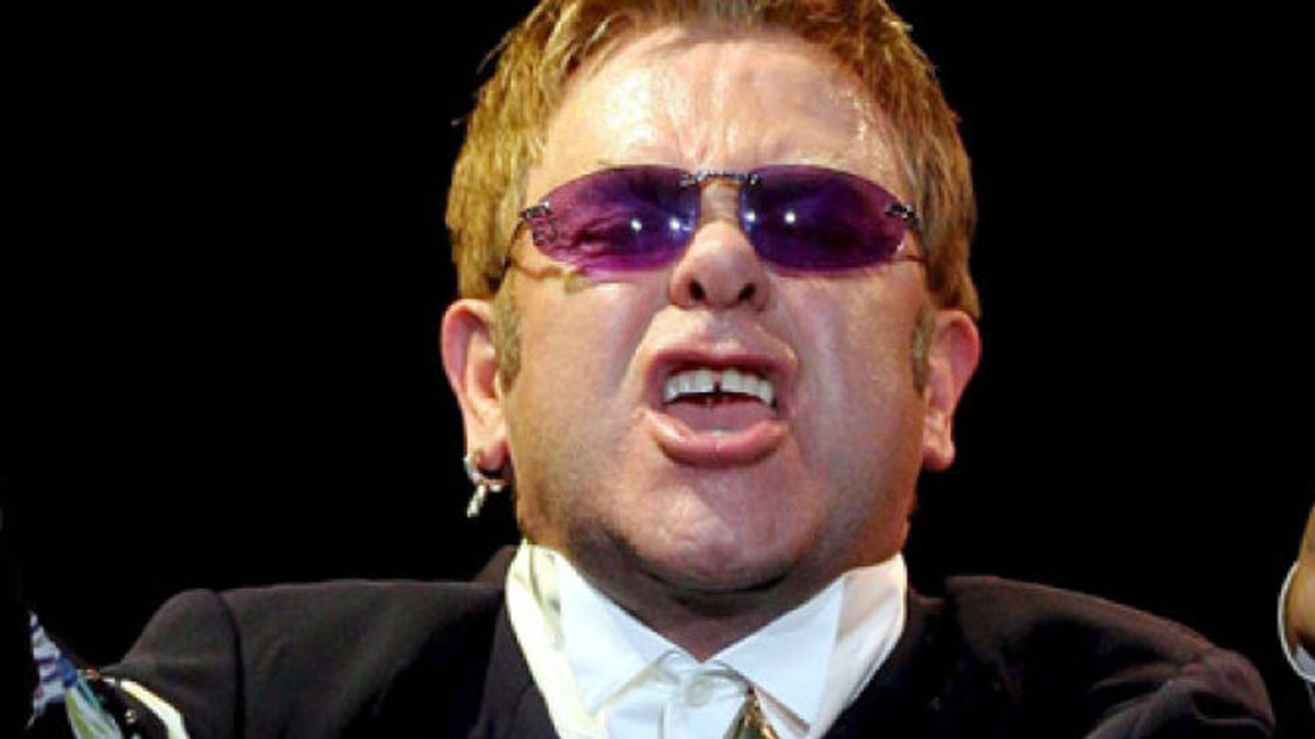 Confiscan una foto sospechosa de pornografía infantil a Elton John