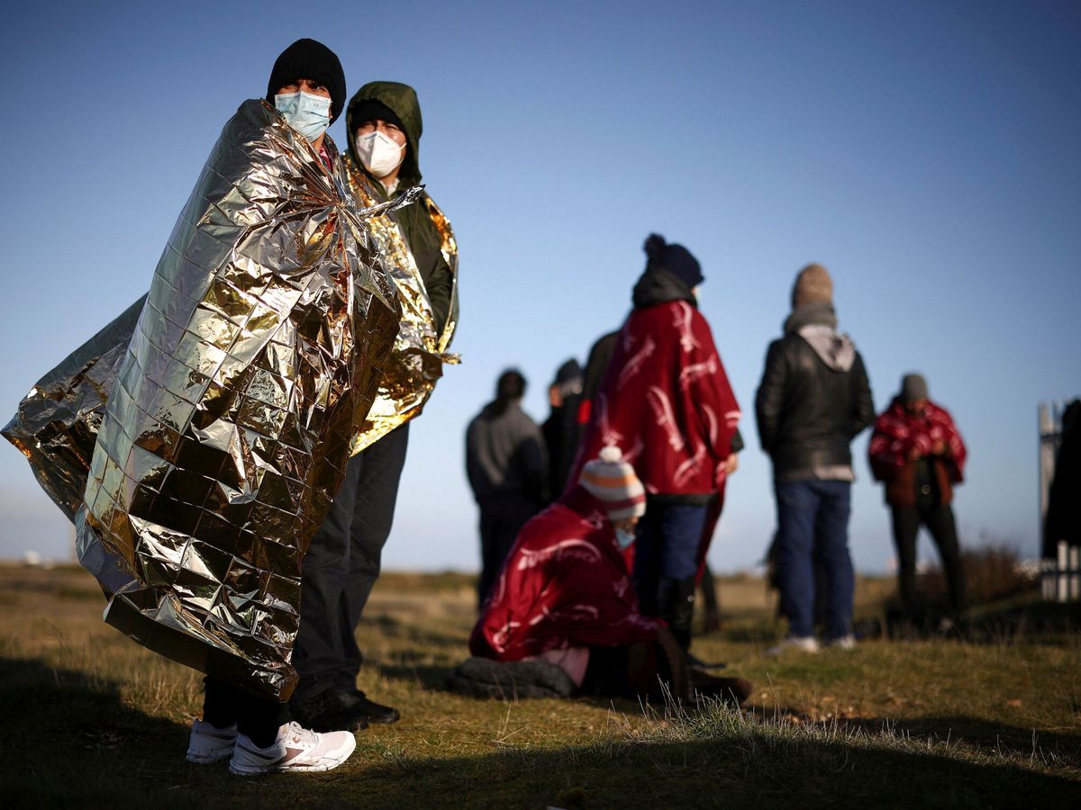 Foto: Un grupo de migrantes después de cruzar el Canal de la Mancha, en enero de 2022. Henry Nicholls / REUTERS