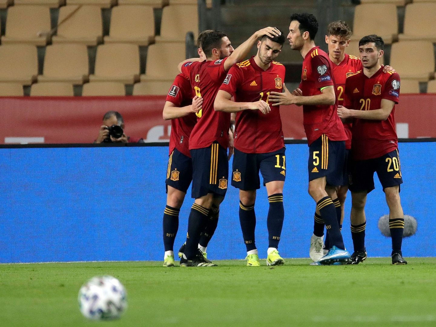 Ferrán Torres es felicitado tras el segundo gol de España a Kosovo. (EFE)