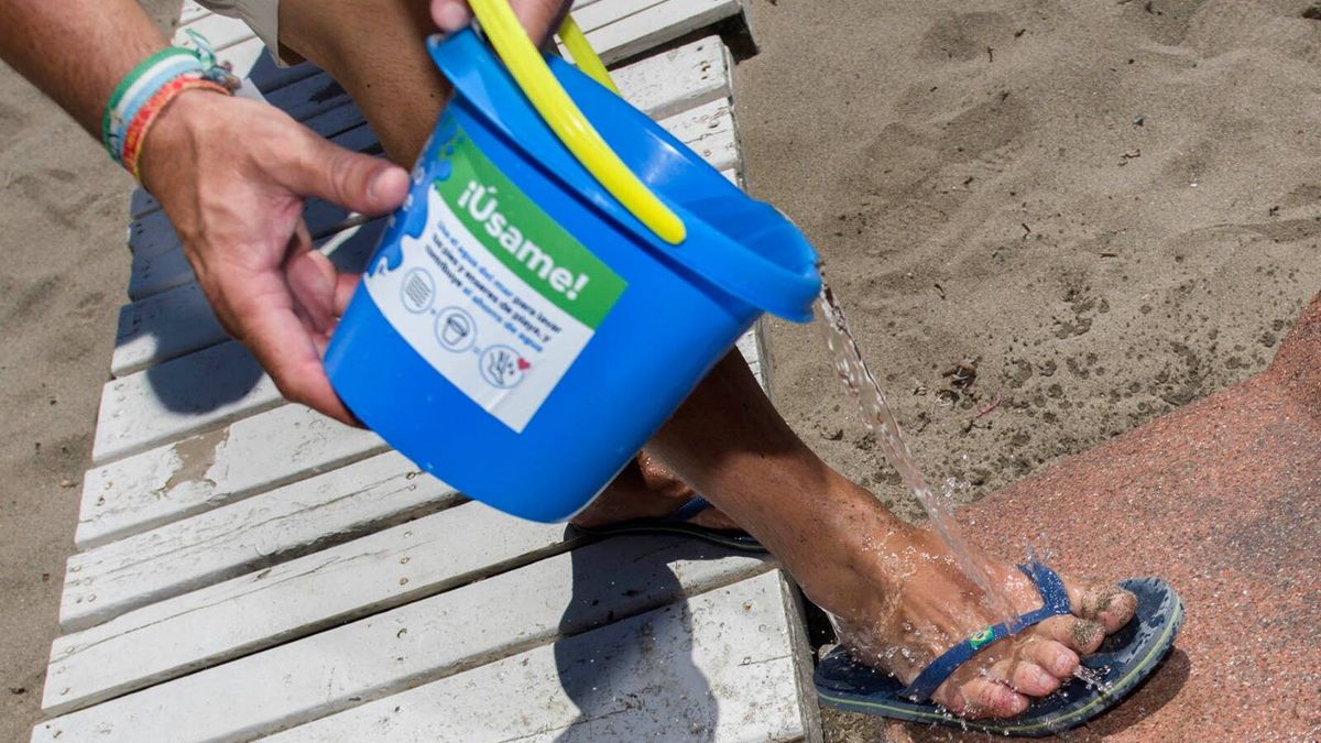 La medida retro para ahorrar agua: repartir cubitos en las playas para quitar la arena