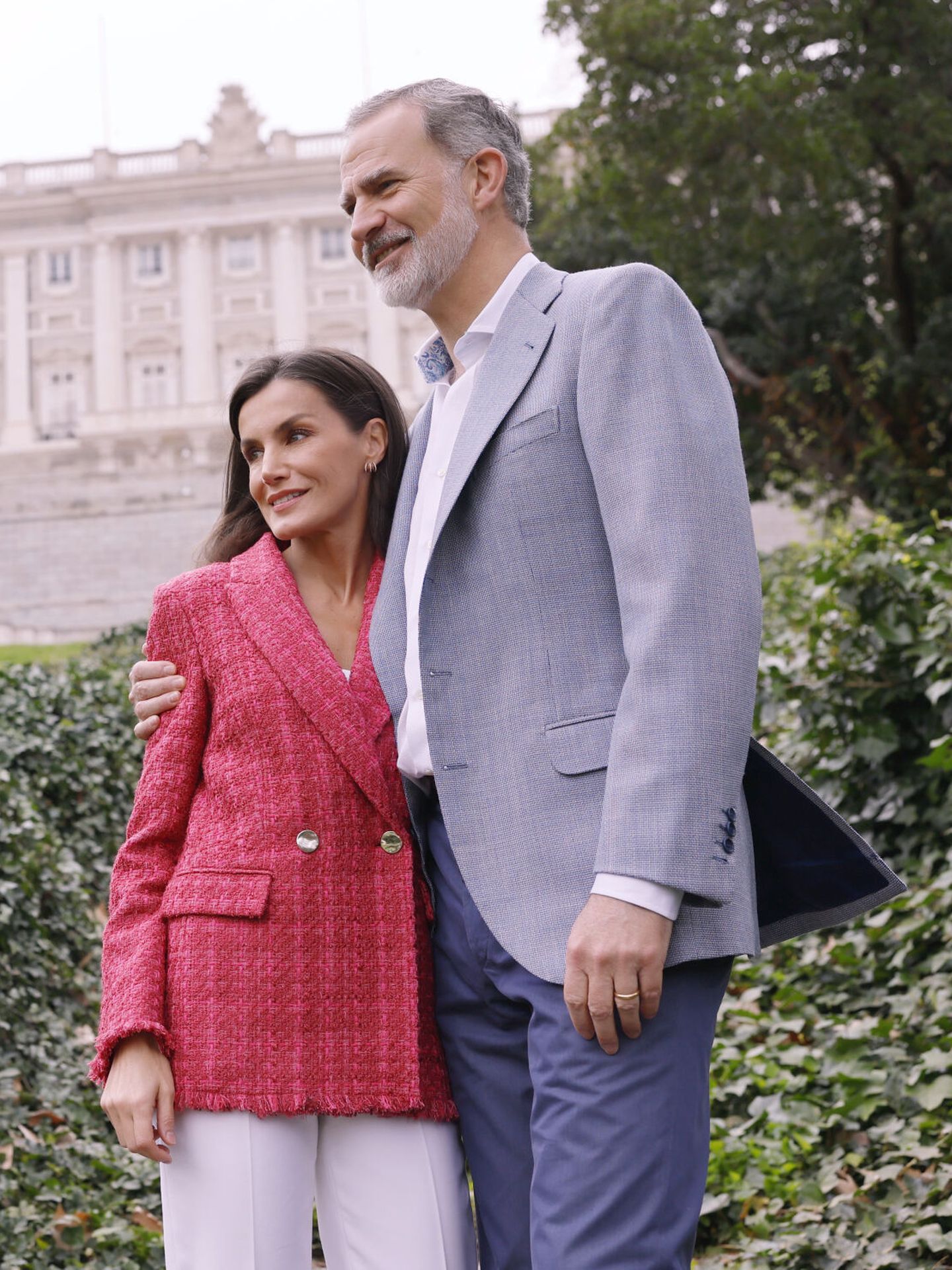Los Reyes Felipe y Letizia en los jardines del Campo del Moro por su XX aniversario de boda. (EFE/Casa de S.M.)