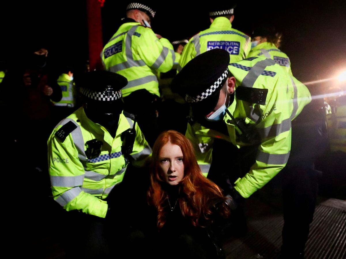Foto: Detención de una participante en las manifestaciones por el asesinato de Sarah Everard, el pasado 13 de marzo. (Reuters)