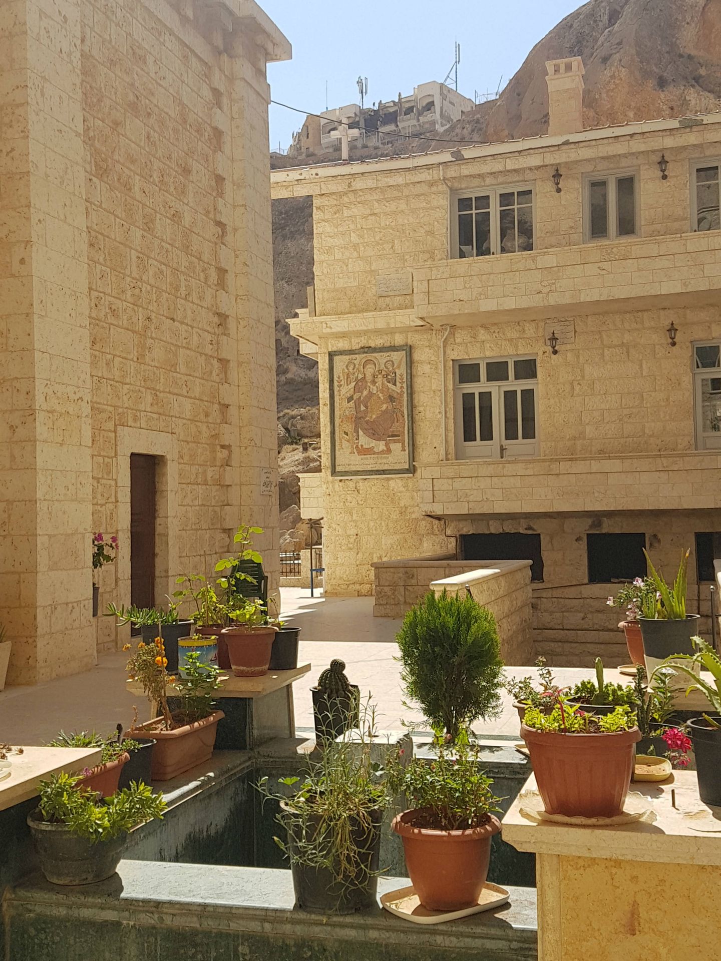 El patio del convento de Santa Tecla. Al fondo, la base de los yihadistas. (A. A. Izarra) 