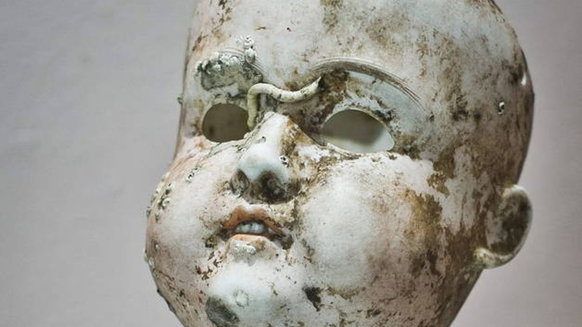 La aterradora muñeca que sobrevivió al Titanic sale del museo y puedes pujar por ella