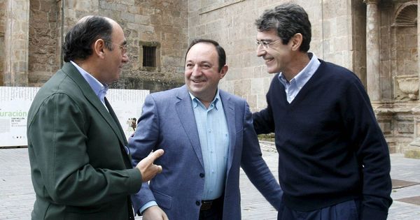 Foto: De izq. a dcha., el presidente de Iberdrola, Ignacio Sánchez Galán, el expresidente de La Rioja Pedro Sanz y Fernando Becker. (EFE)