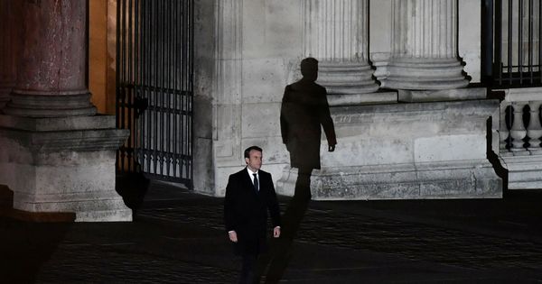 Foto: Emmanuel Macron camina hacia el escenario en la plaza del Museo del Louvre para un discurso tras su victoria, el 7 de mayo de 2017. (Reuters)