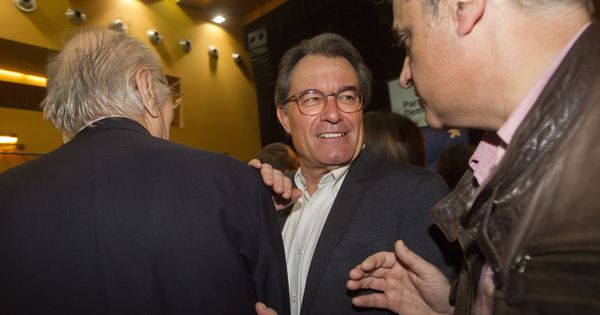 Foto:  El expresidente de la Generalitat, Artur Mas (c), se saluda con el exconseller de Justicia, Germà Gordó (d). (EFE)