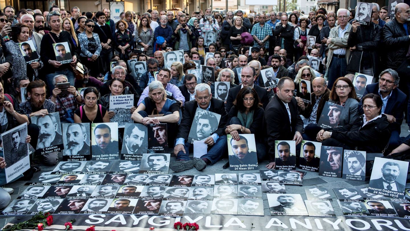 Ciudadanos turcos y armenios en 2018 con fotografías de víctimas del genocidio armenio. (EFE/Sedat Suna)