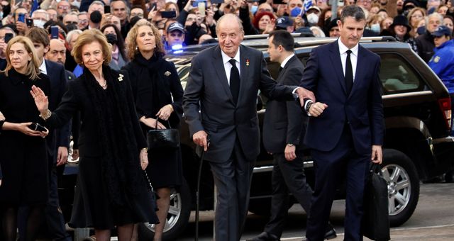 La familia real española, en el funeral de Constantino de Grecia. (Reuters/Louiza Vradi)