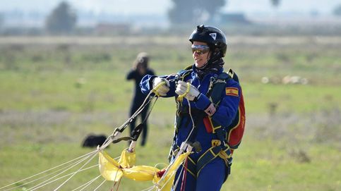 Así es María del Carmen Gómez Hurtado, la primera mujer paracaidista en portar la bandera el 12 de octubre