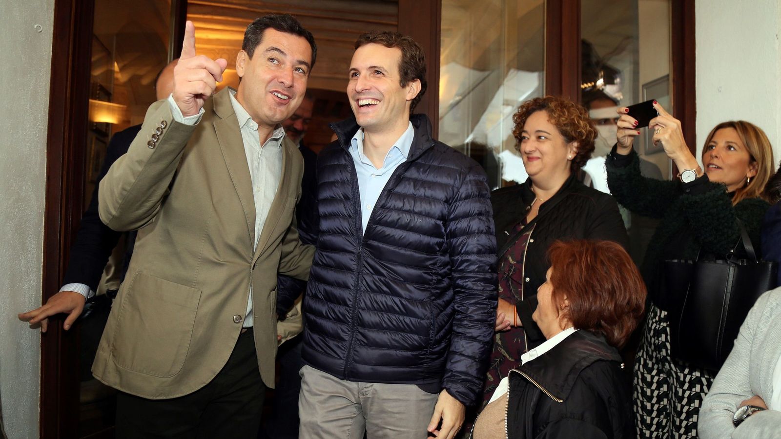 Foto: El presidente del PP, Pablo Casado (d), junto al líder del partido en Andalucía, Juanma Moreno (i). (EFE)