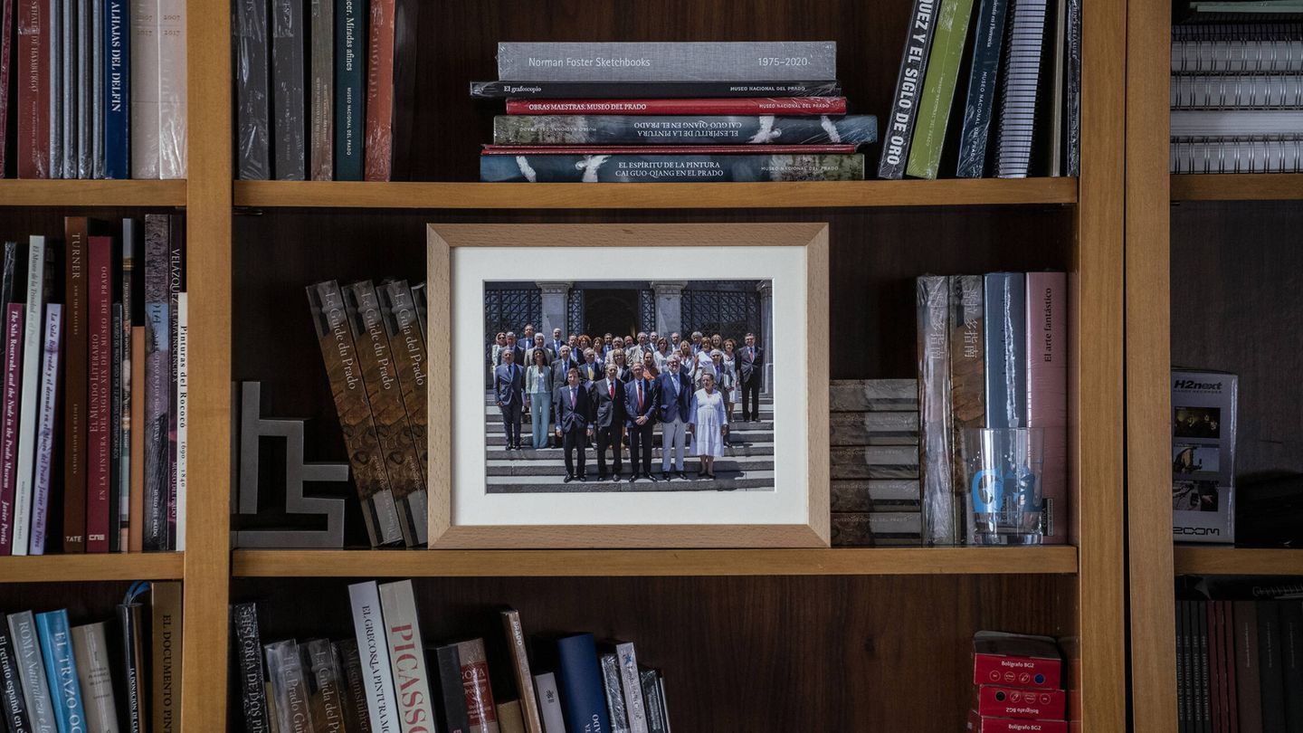 Javier Solana con diferentes personalidades políticas en una fotografía de su despacho. (O.C.)