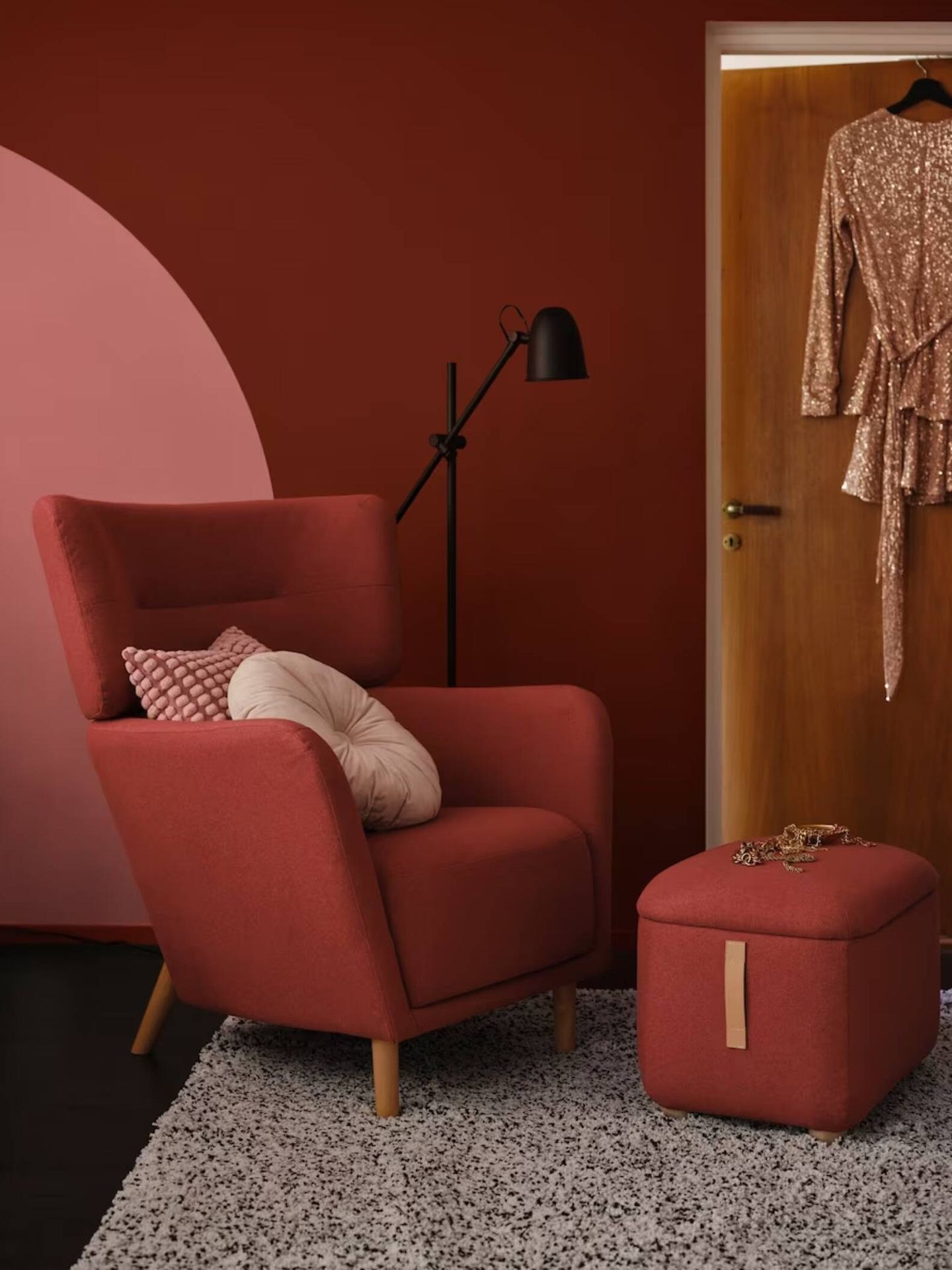 Crea un rincón de lectura con un sillón de color rojo. (Cortesía/Ikea)