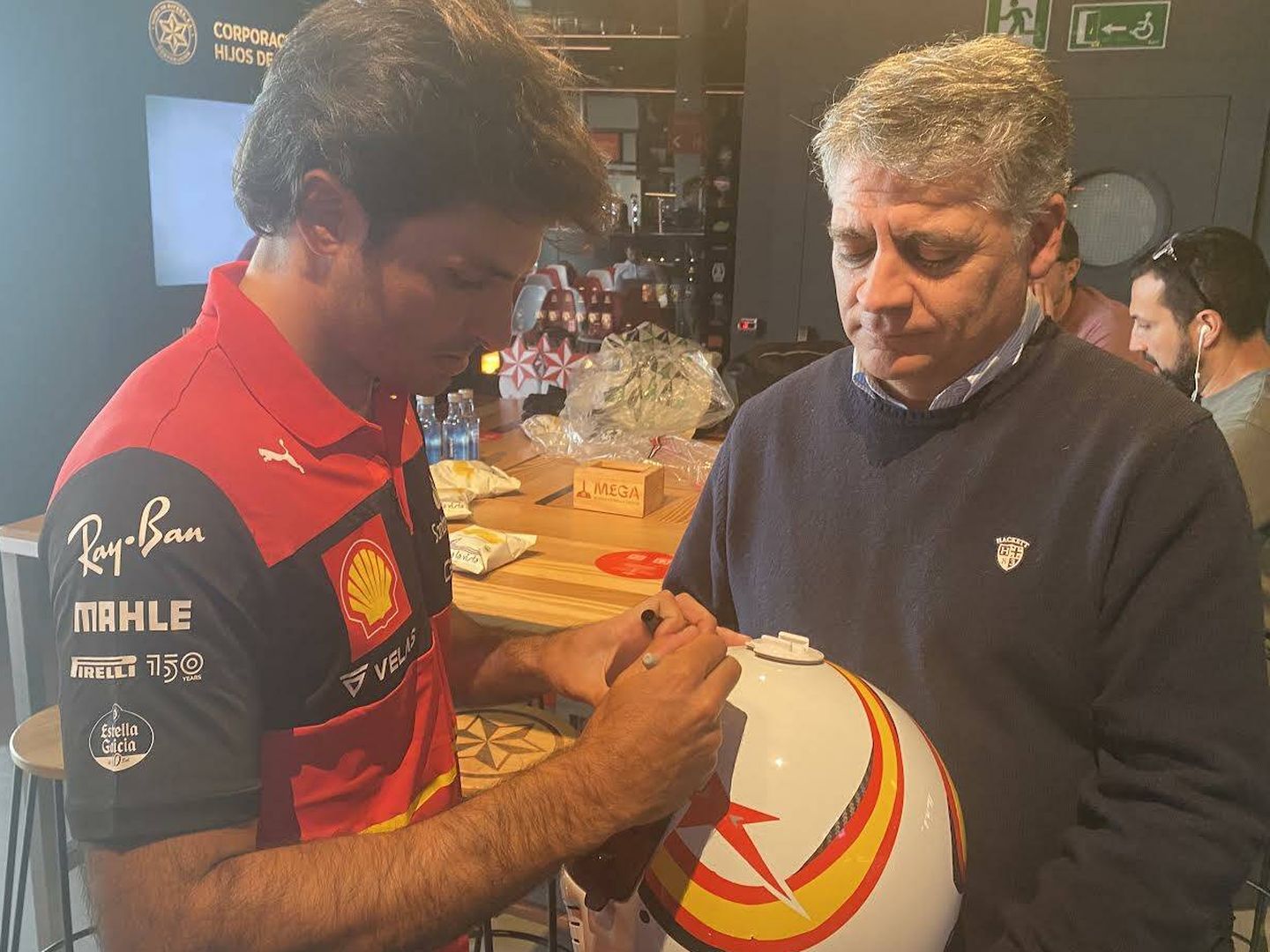 Sainz, firmando el casco de una admiradora (Javier Rubio)