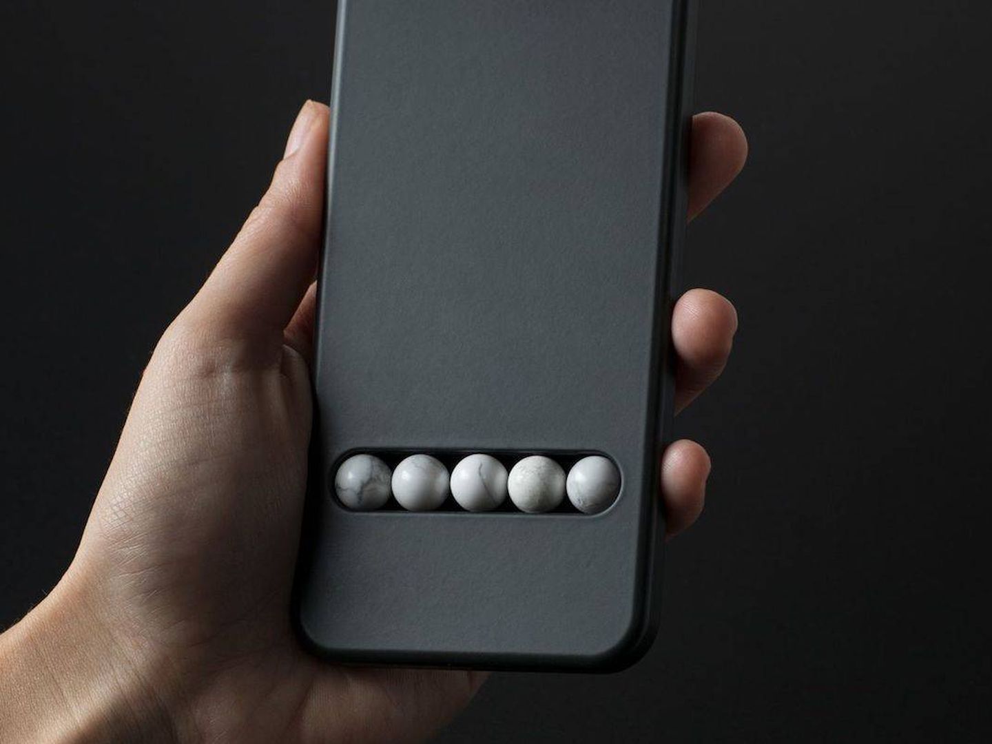 Puedes deslizar los dedos sobre las cuentas del Substitute Phone como si fuera una pantalla táctil (Fuente: Leonhard Hilzensauer)