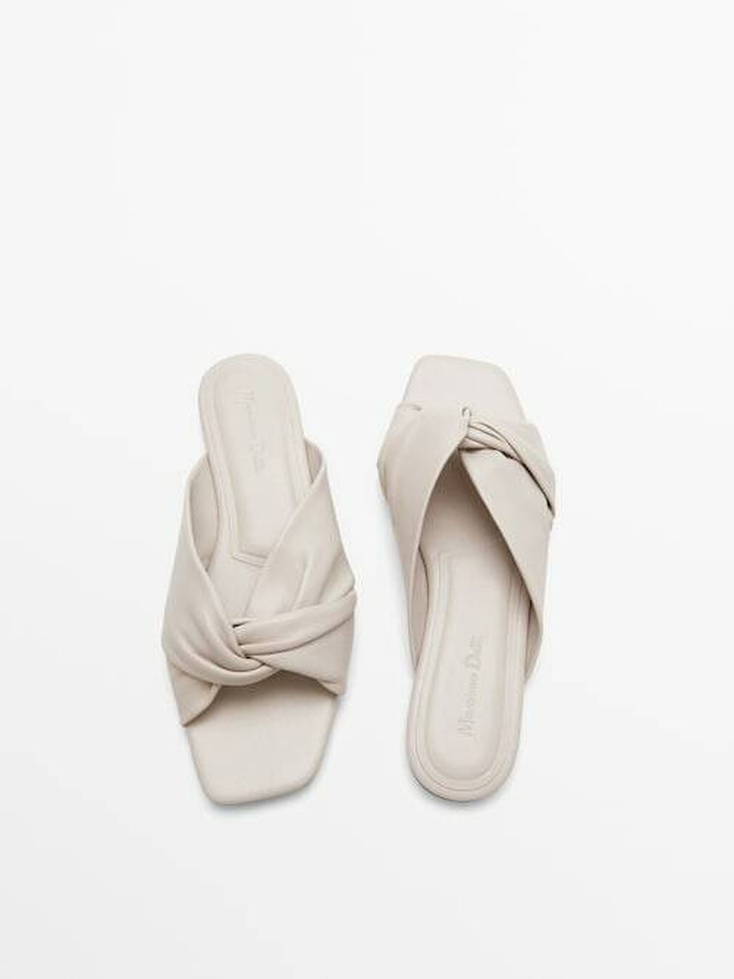 Las nuevas sandalias blancas de Massimo Dutti. (Cortesía)