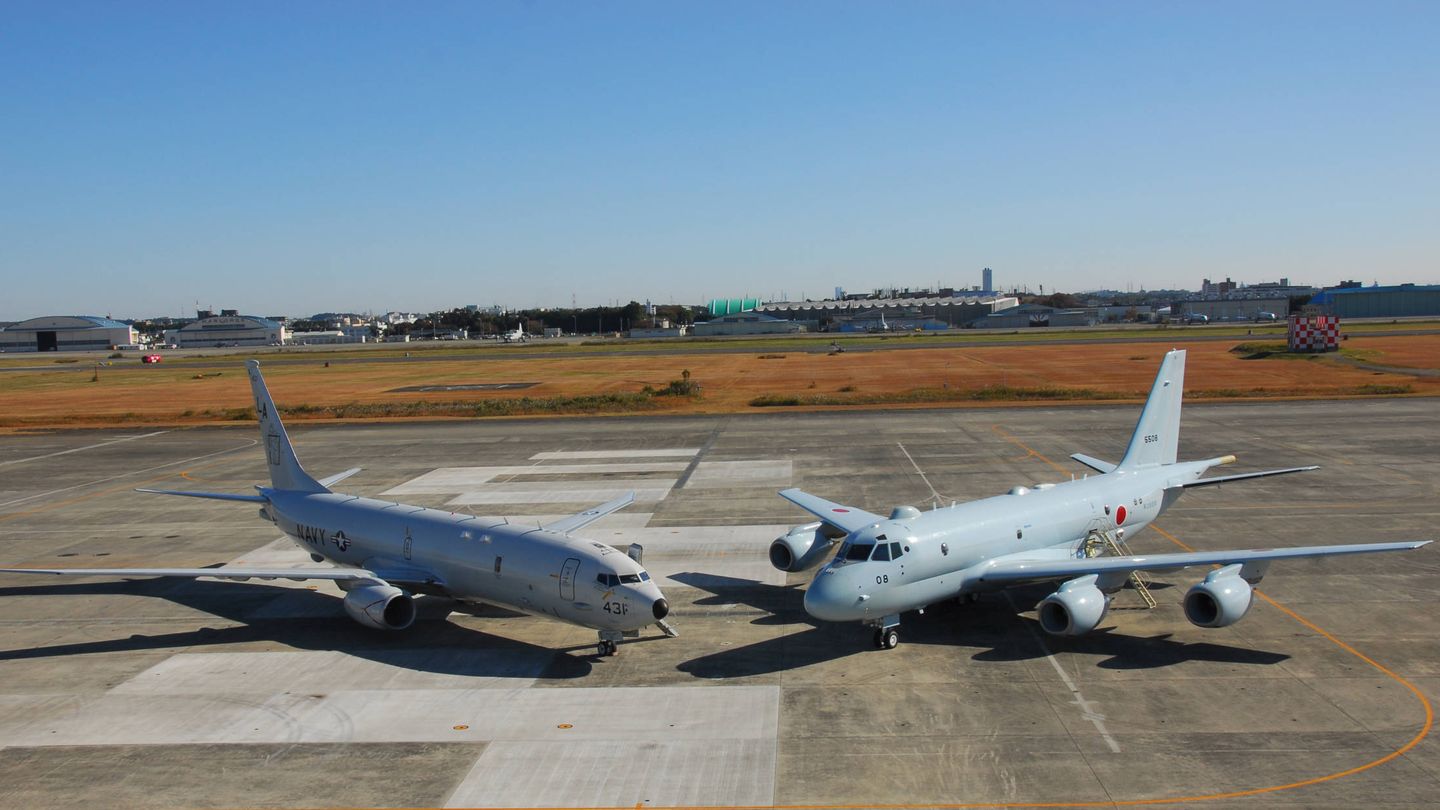 P-8A (izquierda) junto al Kawasaki P-1 japonés (US NAVY)