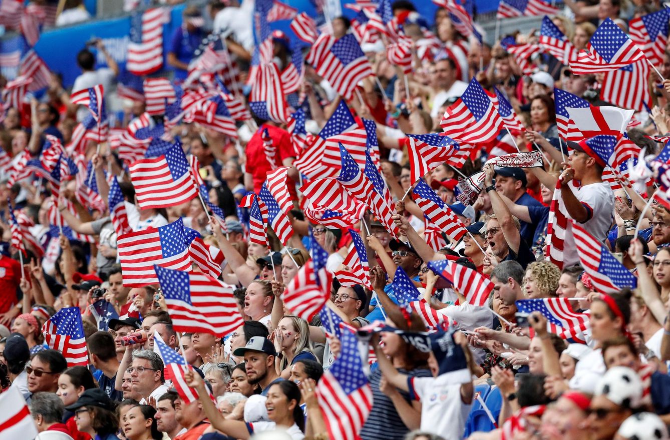 Simpatizantes estadounidenses animan a su equipo en el último Mundial de Fútbol Femenino. (EFE)