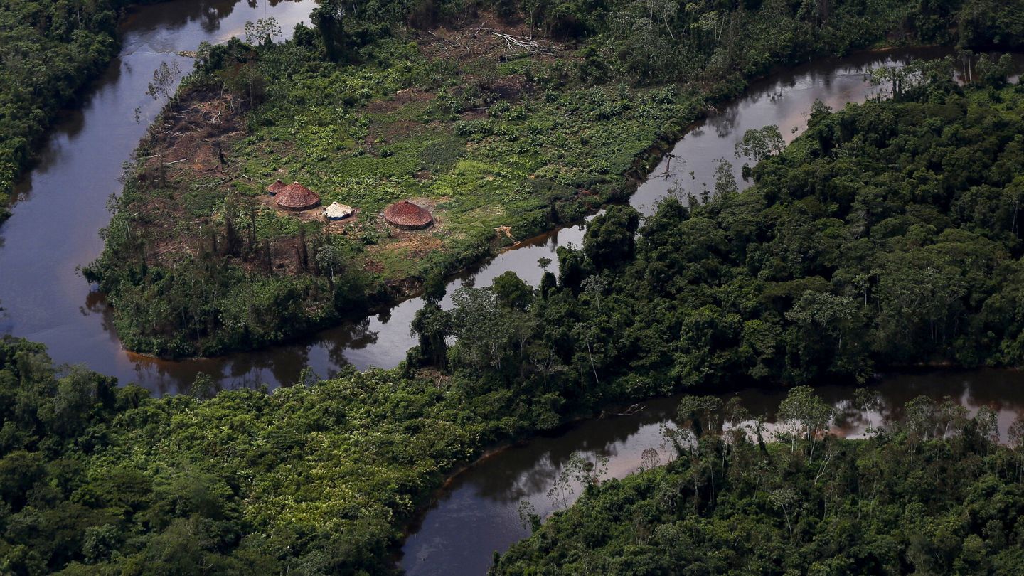 Un pueblo de indígenas en el Amazonas. (Reuters / Bruno Kelly)