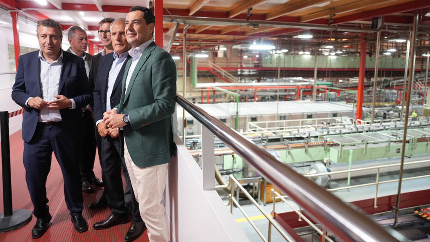 El presidente de la Junta, Juanma Moreno, en la planta de Coca Cola en Sevilla. (Cedida)