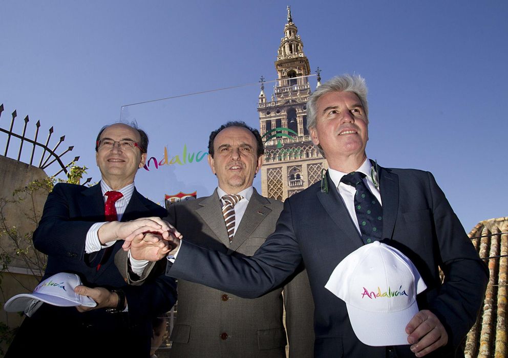 Foto: Rafael Rodríguez, consejero de Turismo y Deporte de la Junta, junto a los presidentes de Sevilla y Betis (EFE)