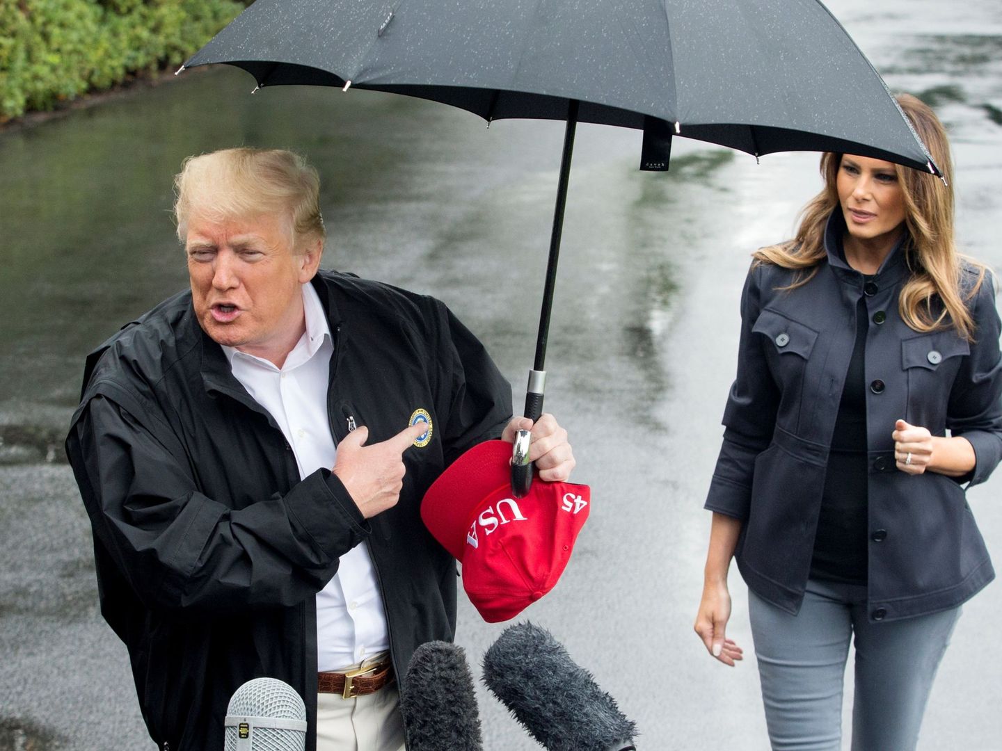 Trump y Melania visitan los estados afectados por el paso del huracán Michael, en 2018. (EFE)