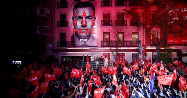 Foto: Simpatizantes socialistas celebran el resultado del PSOE en las elecciones generales, en la sede socialista en la calle Ferraz de Madrid. (EFE)