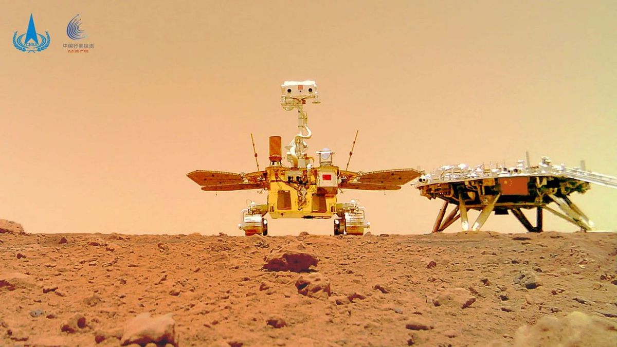 China revela las primeras imágenes a color de su astromóvil Zhurong en Marte