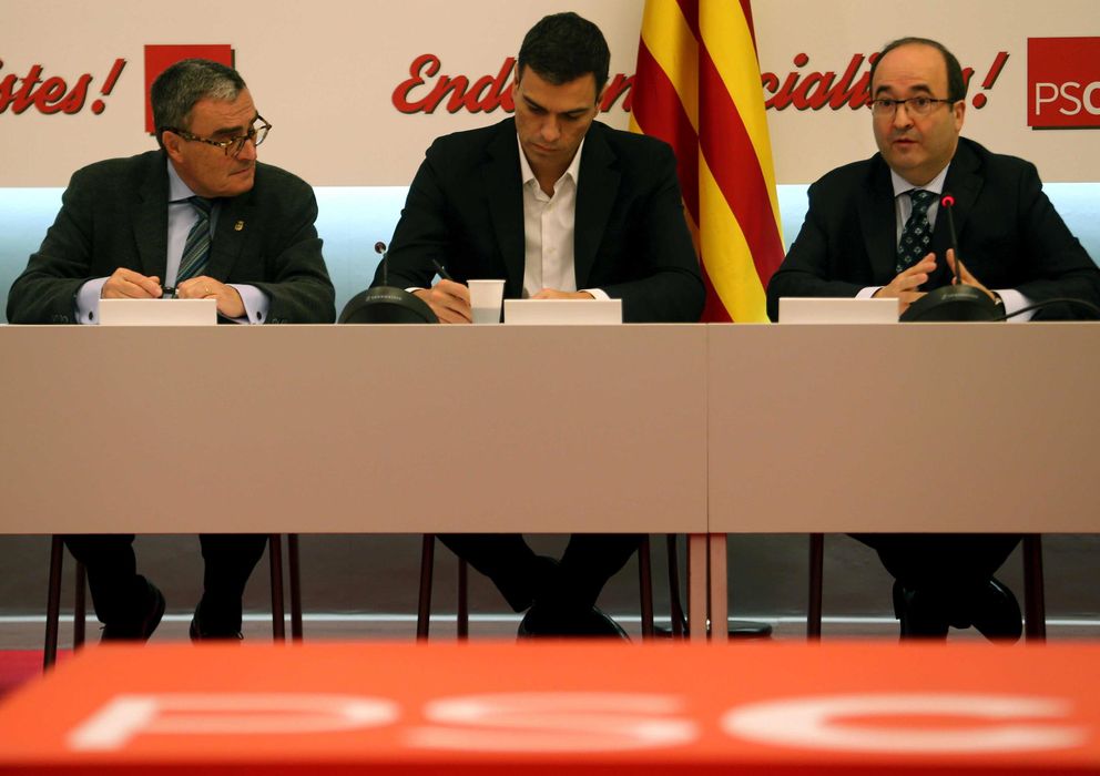Foto: El secretario general del PSOE, Pedro Sánchez (c) y el presidente y el primer secretario del PSC, Àngel Ros (i) y Miquel Iceta (Efe)