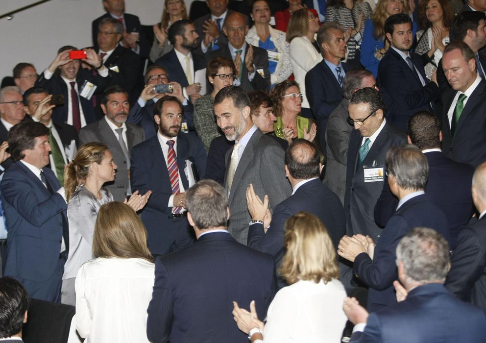 Foto: El rey Felipe VI es apludido a su llegada a la inauguración del XVII Congreso Nacional de la Empresa Familiar. (EFE)