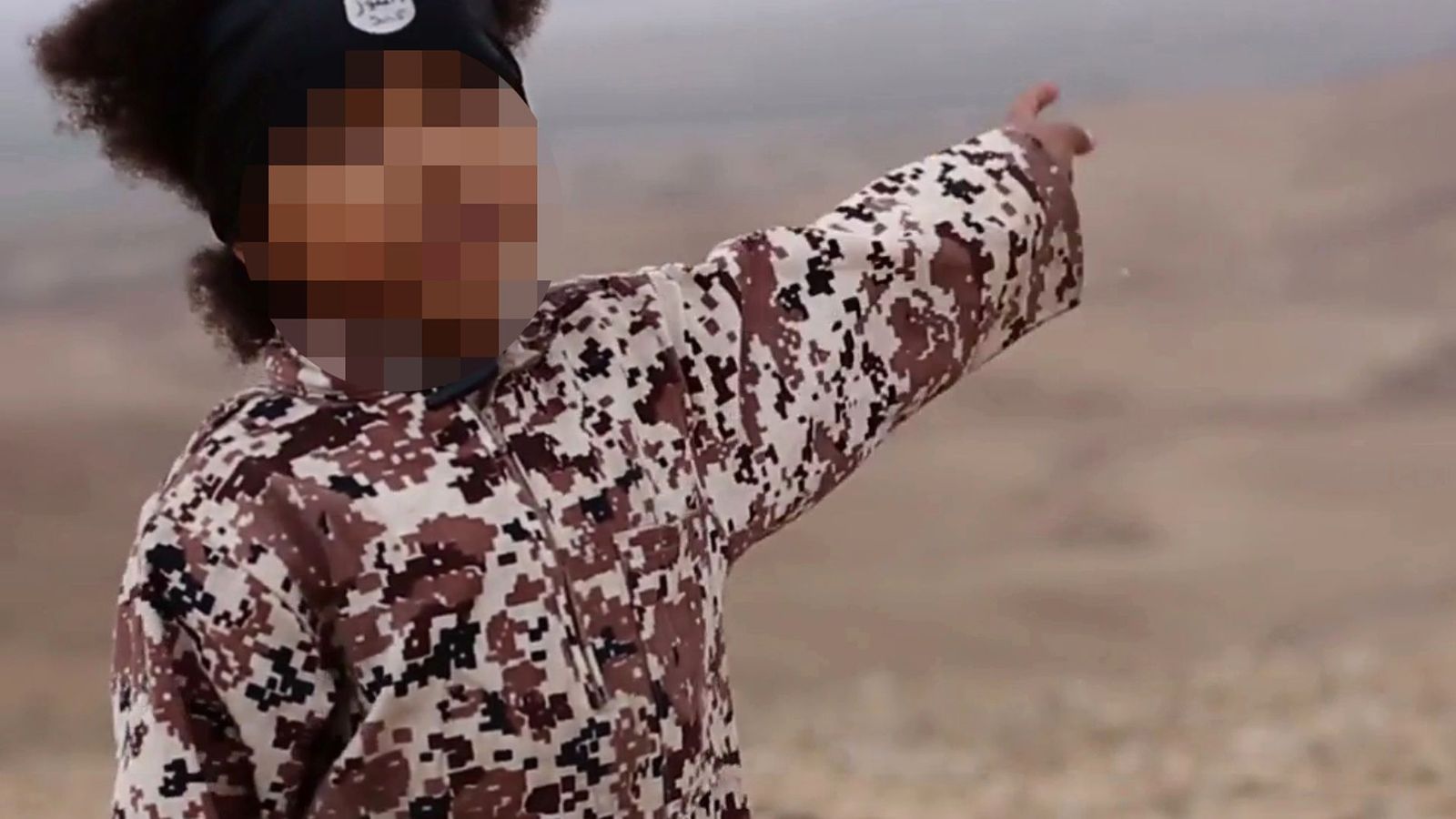 Foto: Imagen del niño que aparece en el supuesto vídeo del ISIS amenazando a Reino Unido.