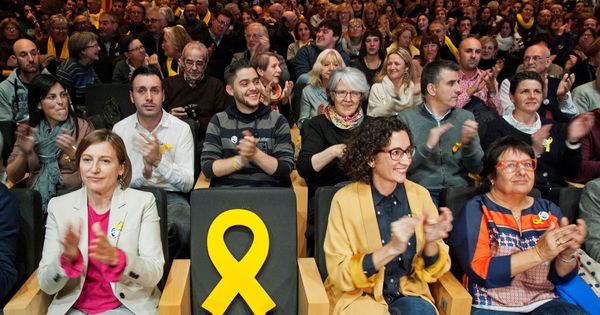 Foto: La secretaria general del partido, Marta Rovira (2d), la expresidenta del Parlament Carme Forcadell (i) y la 'exconsellera' y cabeza de lista en Girona, Dolors Bassa. (EFE)