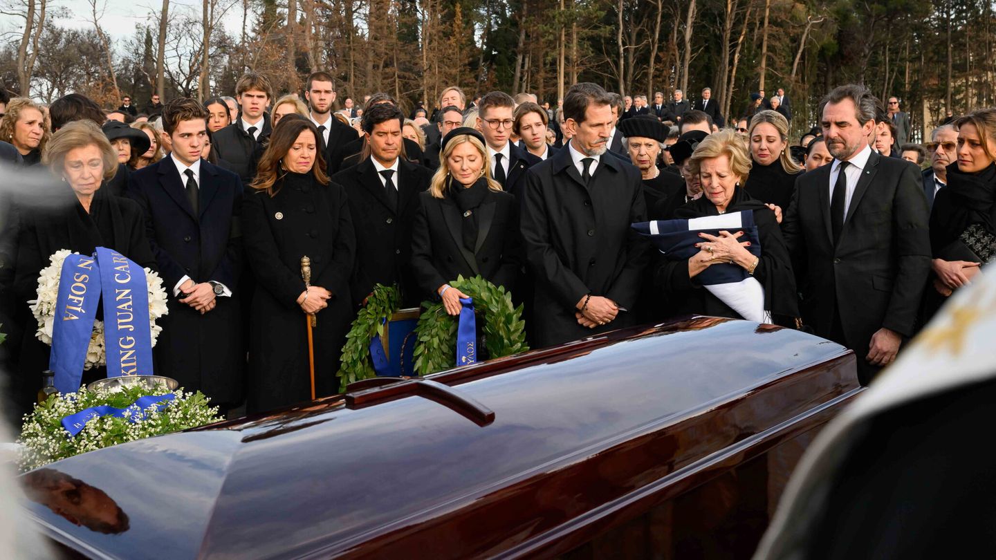 El entierro de Constantino en Tatoi con la familia, incluida la reina Sofía y las Infantas. (EFE/Pool/Kominis Nikolaos)