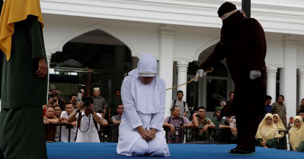 Foto: Los latigazos en público son una práctica común en la provincia indonesia de Aceh