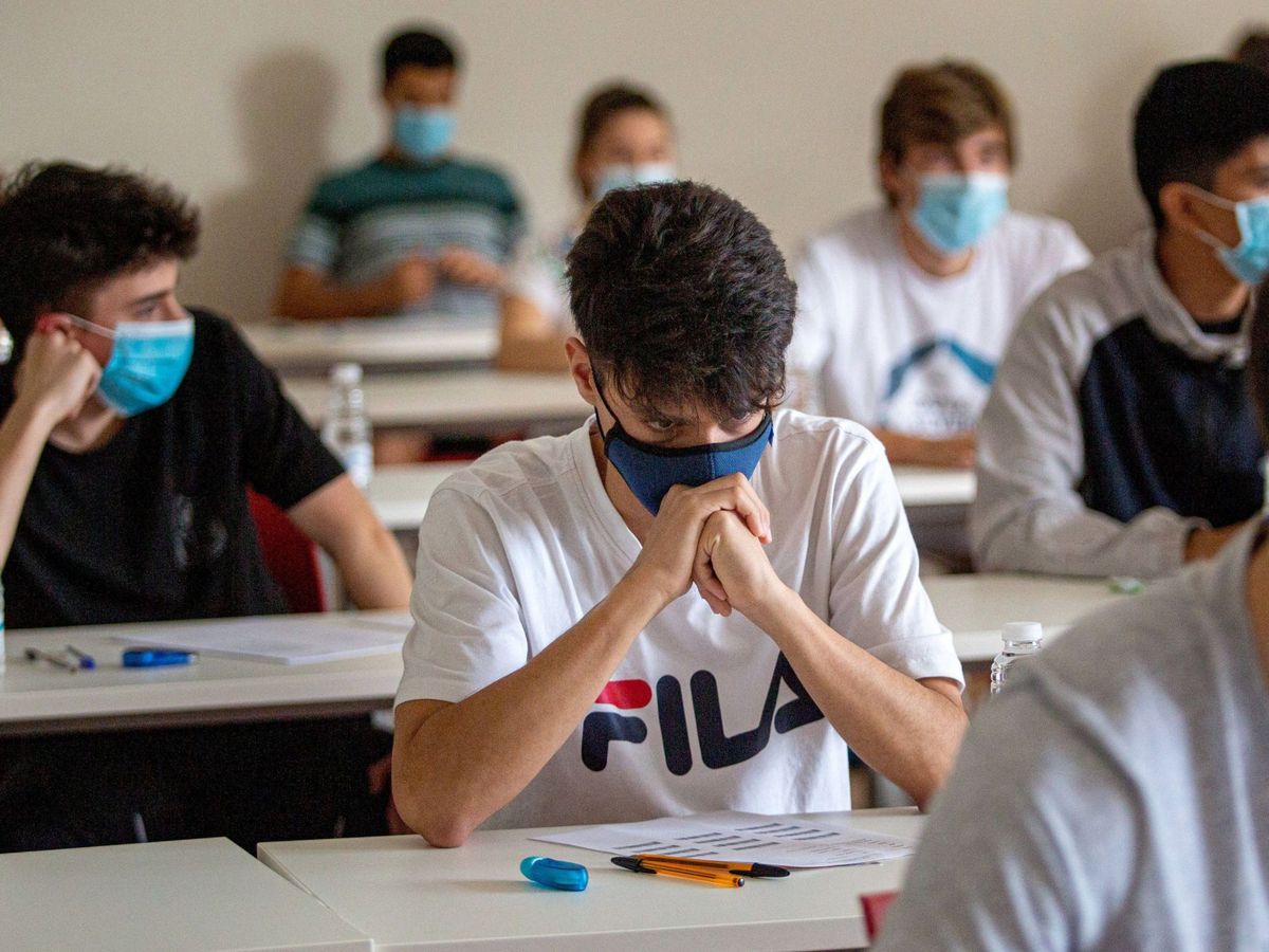 Foto: Nervios y mascarillas en la prueba de EBAU. Foto: EFE Raquel Manzanares