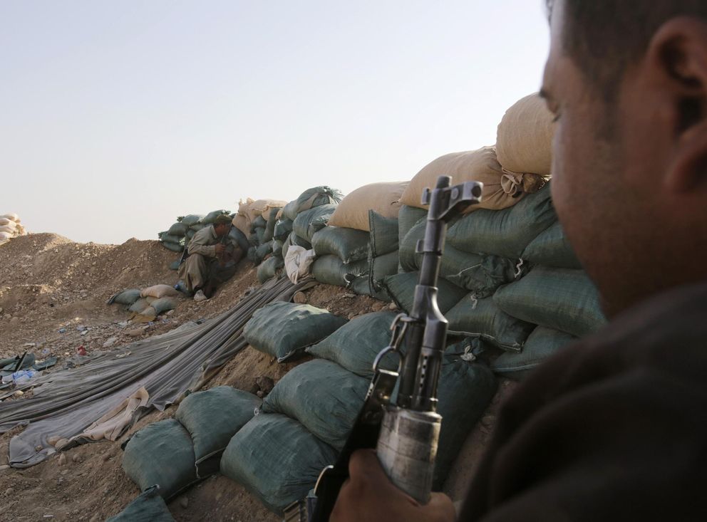 Combatientes kurdos observan el frente de Yalawla (Reuters).